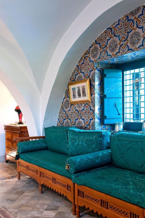 Patio intérieur et salons de la Maison d'hôte Dar Chennoufi dans la campagne face à la ville du Kef.
