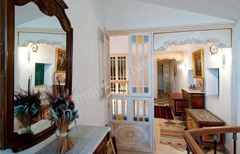 Patio intérieur et salons de la Maison d'hôte Dar Chennoufi dans la campagne face à la ville du Kef.
