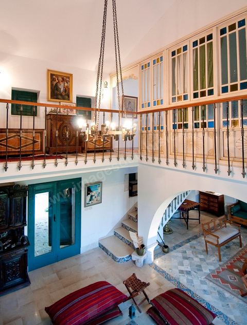 Patio intérieur et salons de la Maison d'hôte Dar Chennoufi dans la campagne face à la ville du Kef.