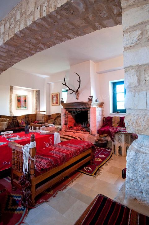 Patio intérieur et salons de la Maison d'hôte Dar Chennoufi dans la campagne face à la ville du Kef.