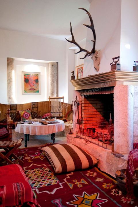 Patio intérieur et salons de la Maison d'hôte Dar Chennoufi dans la campagne face à la ville du Kef.