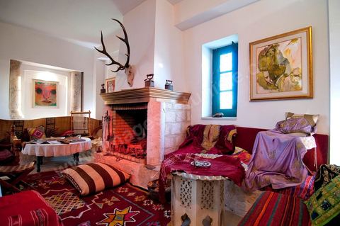 Patio intérieur et salons de la Maison d'hôte Dar Chennoufi dans la campagne face à la ville du Kef.
