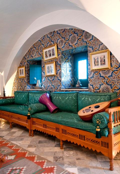 Patio intérieur et salons de la Maison d'hôte Dar Chennoufi dans la campagne face à la ville du Kef.