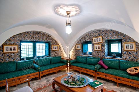 Patio intérieur et salons de la Maison d'hôte Dar Chennoufi dans la campagne face à la ville du Kef.