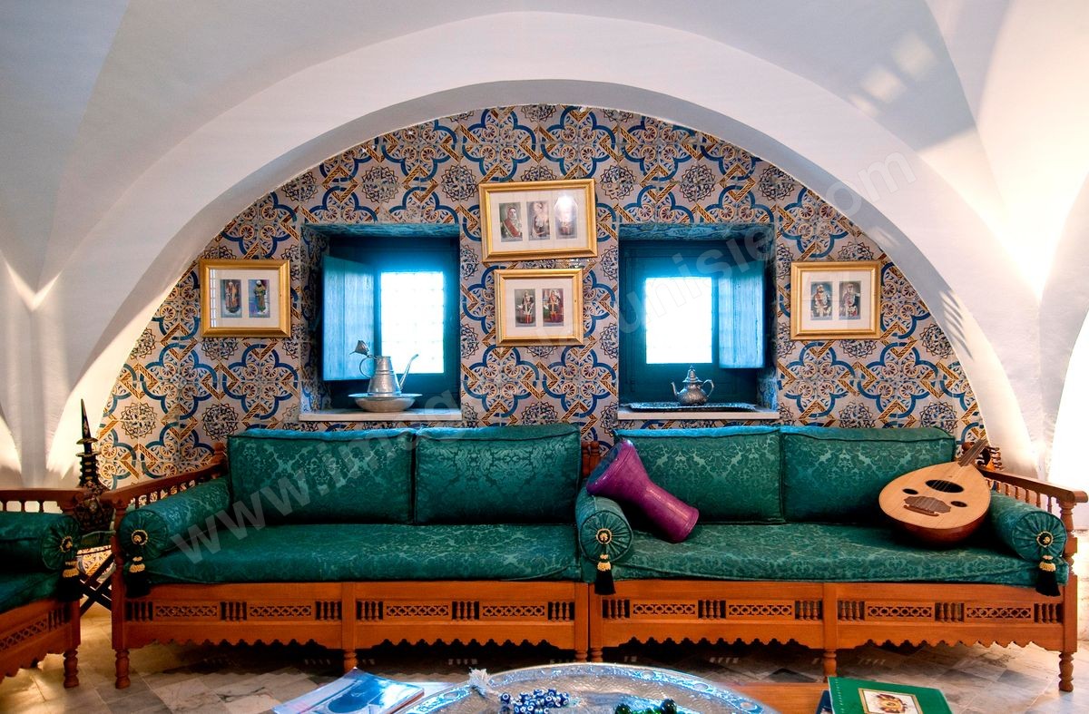Patio intérieur et salons de la Maison d'hôte Dar Chennoufi dans la campagne face à la ville du Kef.