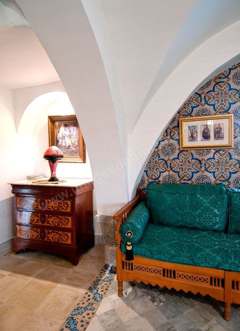 Patio intérieur et salons de la Maison d'hôte Dar Chennoufi dans la campagne face à la ville du Kef.