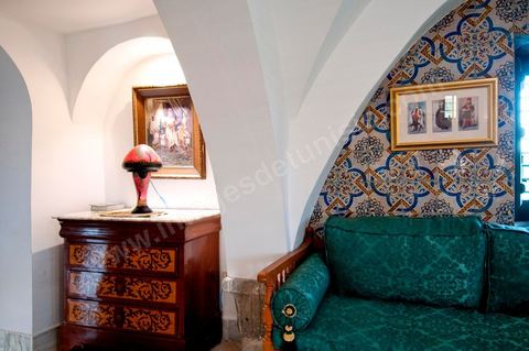 Patio intérieur et salons de la Maison d'hôte Dar Chennoufi dans la campagne face à la ville du Kef.