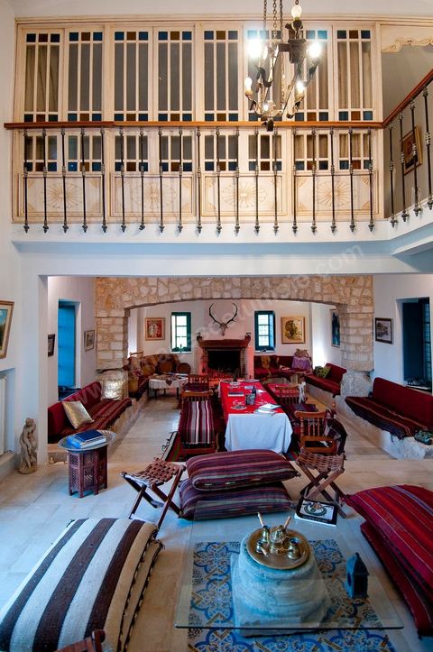 Patio intérieur et salons de la Maison d'hôte Dar Chennoufi dans la campagne face à la ville du Kef.