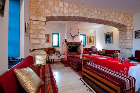 Patio intérieur et salons de la Maison d'hôte Dar Chennoufi dans la campagne face à la ville du Kef.