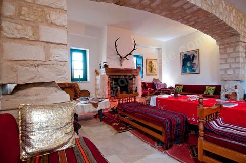 Patio intérieur et salons de la Maison d'hôte Dar Chennoufi dans la campagne face à la ville du Kef.