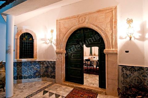 Porte d'entrée de la maison d'hôte Dar Chennoufi dans la campagne face à la ville du Kef.