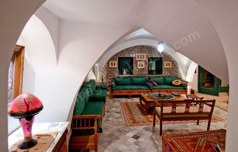 Patio intérieur et salons de la Maison d'hôte Dar Chennoufi dans la campagne face à la ville du Kef.