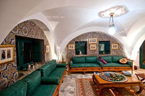Patio intérieur et salons de la Maison d'hôte Dar Chennoufi dans la campagne face à la ville du Kef.