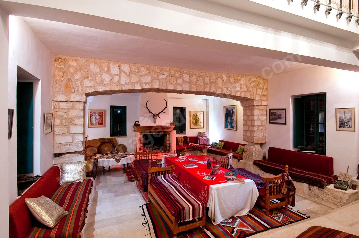 Patio intérieur et salons de la Maison d'hôte Dar Chennoufi dans la campagne face à la ville du Kef.