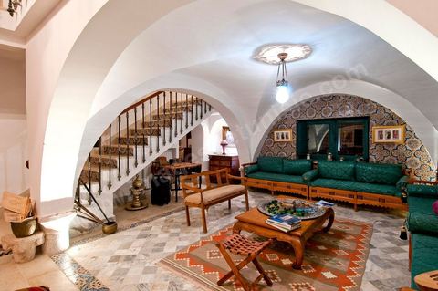 Patio intérieur et salons de la Maison d'hôte Dar Chennoufi dans la campagne face à la ville du Kef.