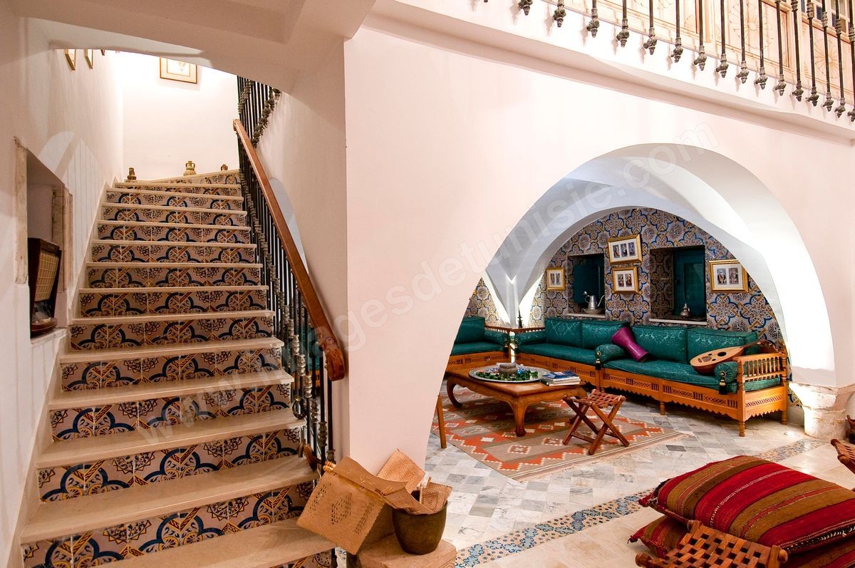 Patio intérieur et salons de la Maison d'hôte Dar Chennoufi dans la campagne face à la ville du Kef.