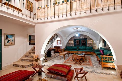 Patio intérieur et salons de la Maison d'hôte Dar Chennoufi dans la campagne face à la ville du Kef.