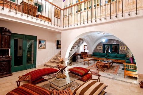 Patio intérieur et salons de la Maison d'hôte Dar Chennoufi dans la campagne face à la ville du Kef.