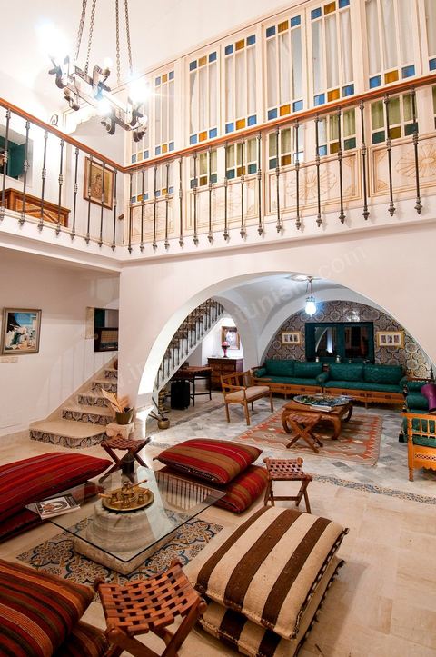 Patio intérieur et salons de la Maison d'hôte Dar Chennoufi dans la campagne face à la ville du Kef.