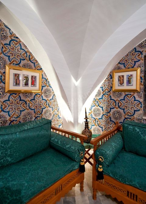 Patio intérieur et salons de la Maison d'hôte Dar Chennoufi dans la campagne face à la ville du Kef.