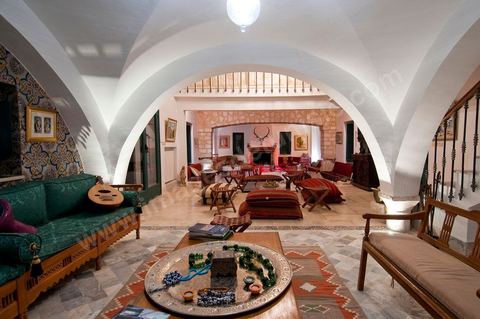 Patio intérieur et salons de la Maison d'hôte Dar Chennoufi dans la campagne face à la ville du Kef.