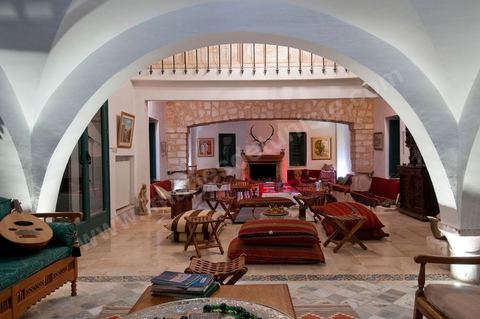 Patio intérieur et salons de la Maison d'hôte Dar Chennoufi dans la campagne face à la ville du Kef.