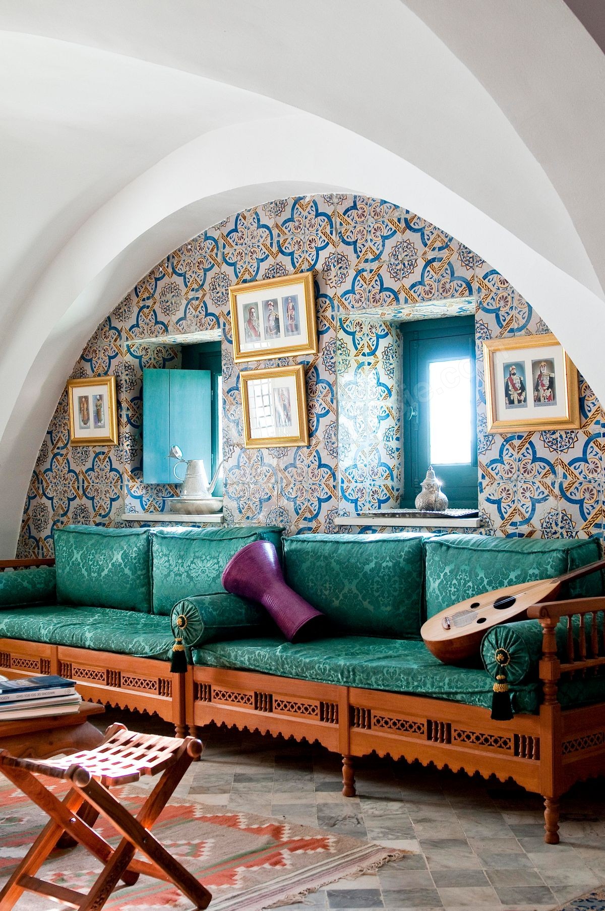 Patio intérieur et salons de la Maison d'hôte Dar Chennoufi dans la campagne face à la ville du Kef.