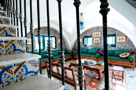 Patio intérieur et salons de la Maison d'hôte Dar Chennoufi dans la campagne face à la ville du Kef.