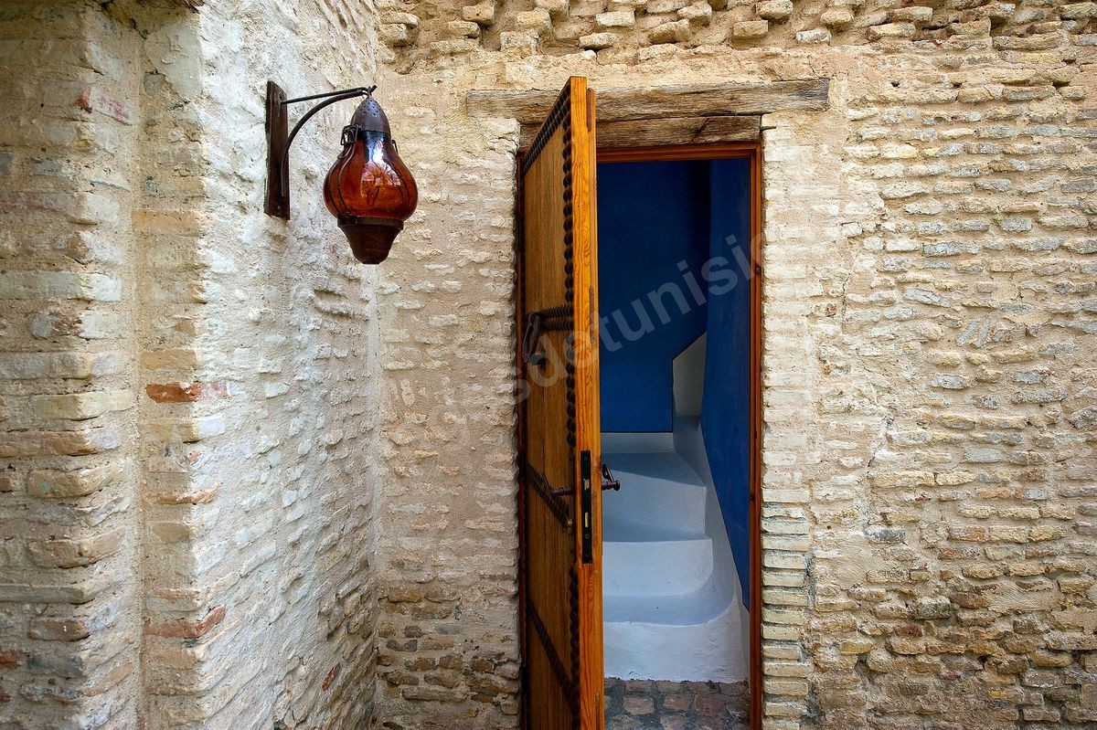 porte depuis patio jardin au Dar El Hadir de Antoine dans la medina de Tozeur