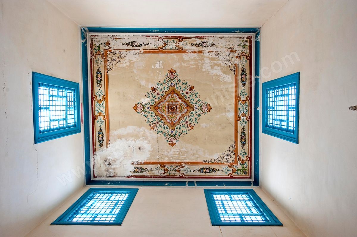 Patio couvert menant à al Chambre Bleue de la Maison de Marouane et Sondos Ben Milled dans la medina de Tunis