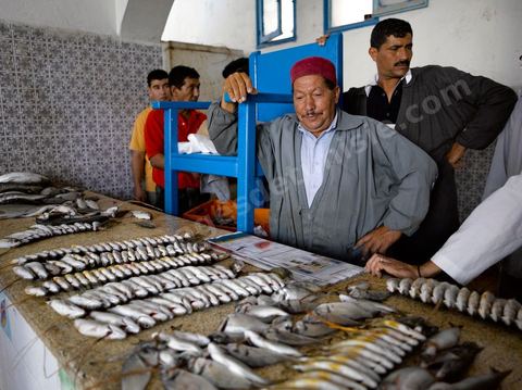 Vendeurs à la criée au marché aux poissons de Houmt Souk - Djerba