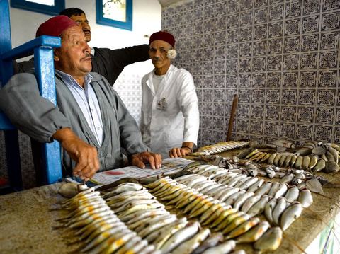 Vendeurs à la criée au marché aux poissons de Houmt Souk - Djerba