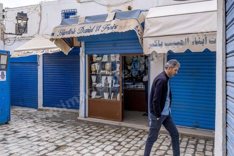 Dans la medina de Houmt Souk le quartier des bijoutiers, tradition ancestrale de ll'ile de Djerba paratgée à la fois par les musulmans et les juifs. Lors du pélérinage, il est de tradition d'aller acheter les bijoux en or et ragent chez les bijoutiers juifs de Djerba. 