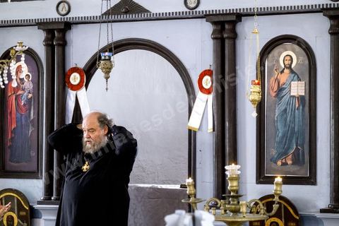 À l'église orthodoxe de St Nicolas à Houmt Souk, la présence de l'archévêque pour l'Afrique du Nord, Meletios Carthagenis, en cette semaine de pélerinage juif n'est pas anodine. Cette église fut construite en 1890, près du port, par les pêcheurs d'éponges venus de Grèce. 