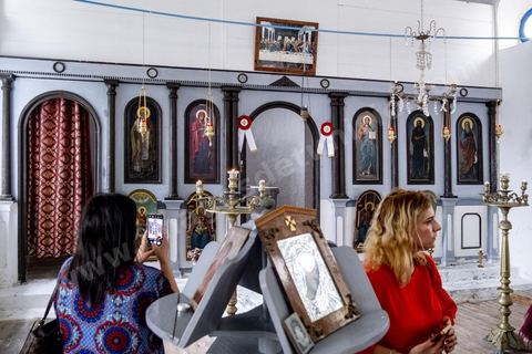 À l'église orthodoxe de St Nicolas à Houmt Souk, la présence de l'archévêque pour l'Afrique du Nord, Meletios Carthagenis, en cette semaine de pélerinage juif n'est pas anodine. Cette église fut construite en 1890, près du port, par les pêcheurs d'éponges venus de Grèce. 