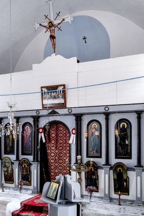 À l'église orthodoxe de St Nicolas à Houmt Souk, la présence de l'archévêque pour l'Afrique du Nord, Meletios Carthagenis, en cette semaine de pélerinage juif n'est pas anodine. Cette église fut construite en 1890, près du port, par les pêcheurs d'éponges venus de Grèce. 