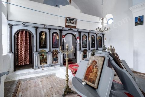 À l'église orthodoxe de St Nicolas à Houmt Souk, la présence de l'archévêque pour l'Afrique du Nord, Meletios Carthagenis, en cette semaine de pélerinage juif n'est pas anodine. Cette église fut construite en 1890, près du port, par les pêcheurs d'éponges venus de Grèce. 