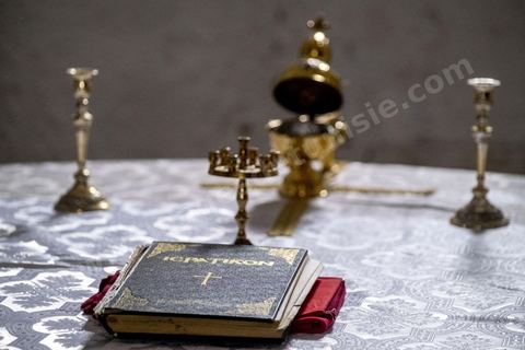 À l'église orthodoxe de St Nicolas à Houmt Souk, la présence de l'archévêque pour l'Afrique du Nord, Meletios Carthagenis, en cette semaine de pélerinage juif n'est pas anodine. Cette église fut construite en 1890, près du port, par les pêcheurs d'éponges venus de Grèce. 