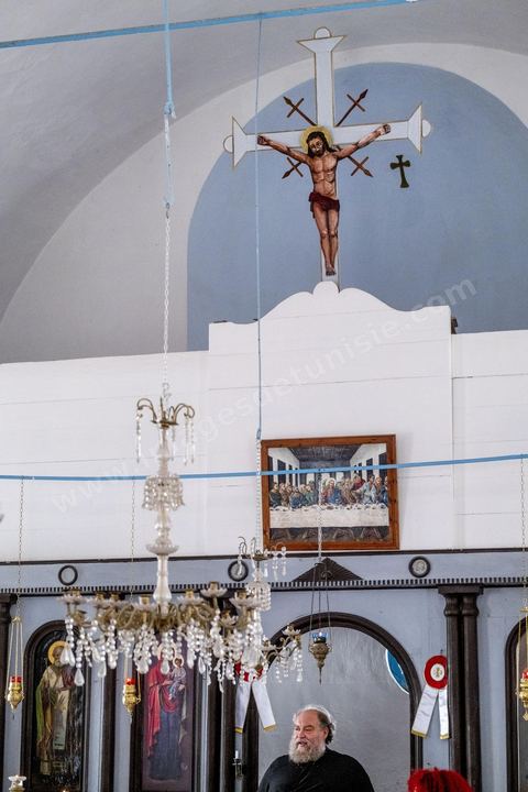 À l'église orthodoxe de St Nicolas à Houmt Souk, la présence de l'archévêque pour l'Afrique du Nord, Meletios Carthagenis, en cette semaine de pélerinage juif n'est pas anodine. Cette église fut construite en 1890, près du port, par les pêcheurs d'éponges venus de Grèce. 