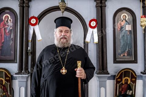 À l'église orthodoxe de St Nicolas à Houmt Souk, la présence de l'archévêque pour l'Afrique du Nord, Meletios Carthagenis, en cette semaine de pélerinage juif n'est pas anodine. Cette église fut construite en 1890, près du port, par les pêcheurs d'éponges venus de Grèce. 