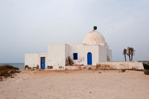 Mausolée de Sidi Saïd en bord de mer sur l'île Chergui à Kerkennah