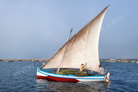 Bateau traditionnel de Kerkannah dans le port de pêche d'El Ataya sur l'île Chergui de Kerkennah