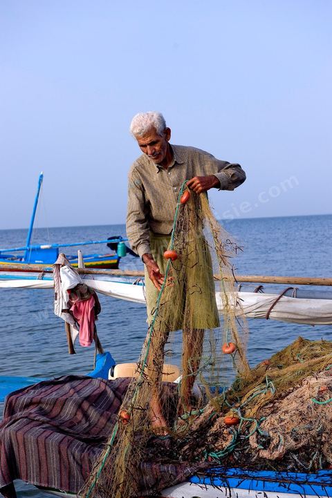 Départ de pêche sur un bateau traditionnel de Kerkannah dans le port de pêche d'El Ataya sur l'île Chergui de Kerkennah
