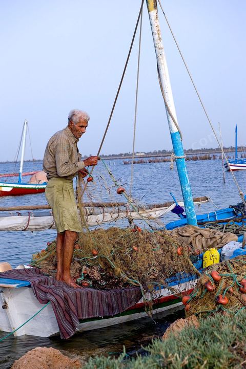Départ de pêche sur un bateau traditionnel de Kerkannah dans le port de pêche d'El Ataya sur l'île Chergui de Kerkennah