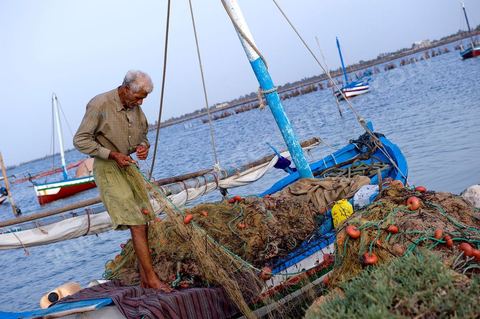 Départ de pêche sur un bateau traditionnel de Kerkannah dans le port de pêche d'El Ataya sur l'île Chergui de Kerkennah