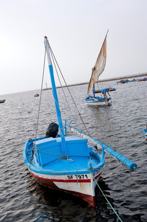 Départ de pêche sur un bateau traditionnel de Kerkannah dans le port de pêche d'El Ataya sur l'île Chergui de Kerkennah