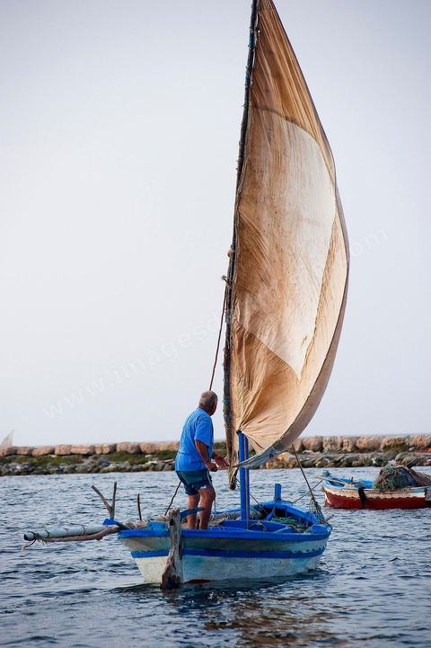 Départ de pêche sur un bateau traditionnel de Kerkannah dans le port de pêche d'El Ataya sur l'île Chergui de Kerkennah