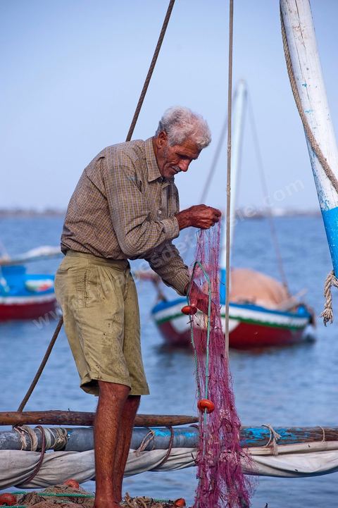 Départ de pêche sur un bateau traditionnel de Kerkannah dans le port de pêche d'El Ataya sur l'île Chergui de Kerkennah