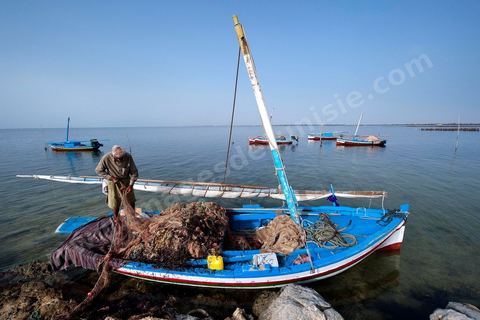 Départ de pêche sur un bateau traditionnel de Kerkannah dans le port de pêche d'El Ataya sur l'île Chergui de Kerkennah