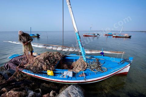 Départ de pêche sur un bateau traditionnel de Kerkannah dans le port de pêche d'El Ataya sur l'île Chergui de Kerkennah
